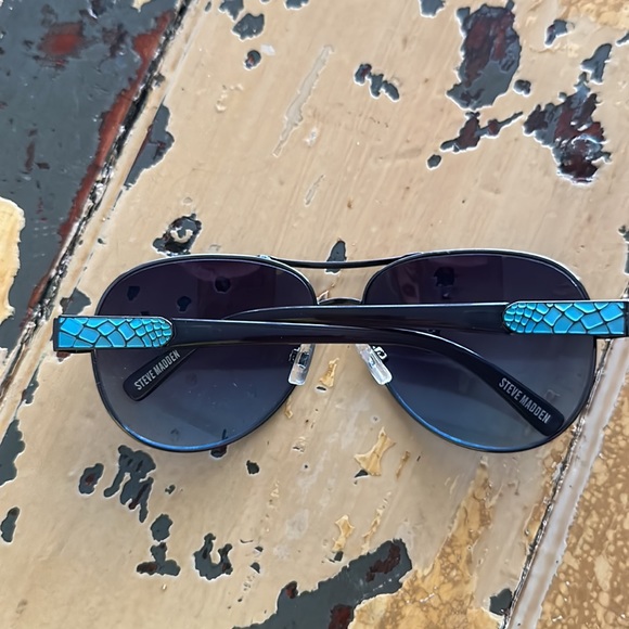 Steve Madden Aviator Sunglasses - Picture 2 of 5
